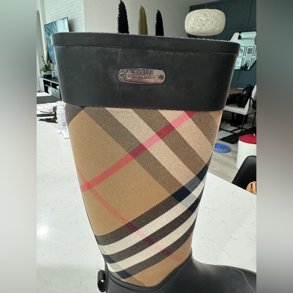 BURBERRY RAIN/WINTER BOOTS IN CLASSIC PRINT! SIZE 8! - Picture 3 of 7